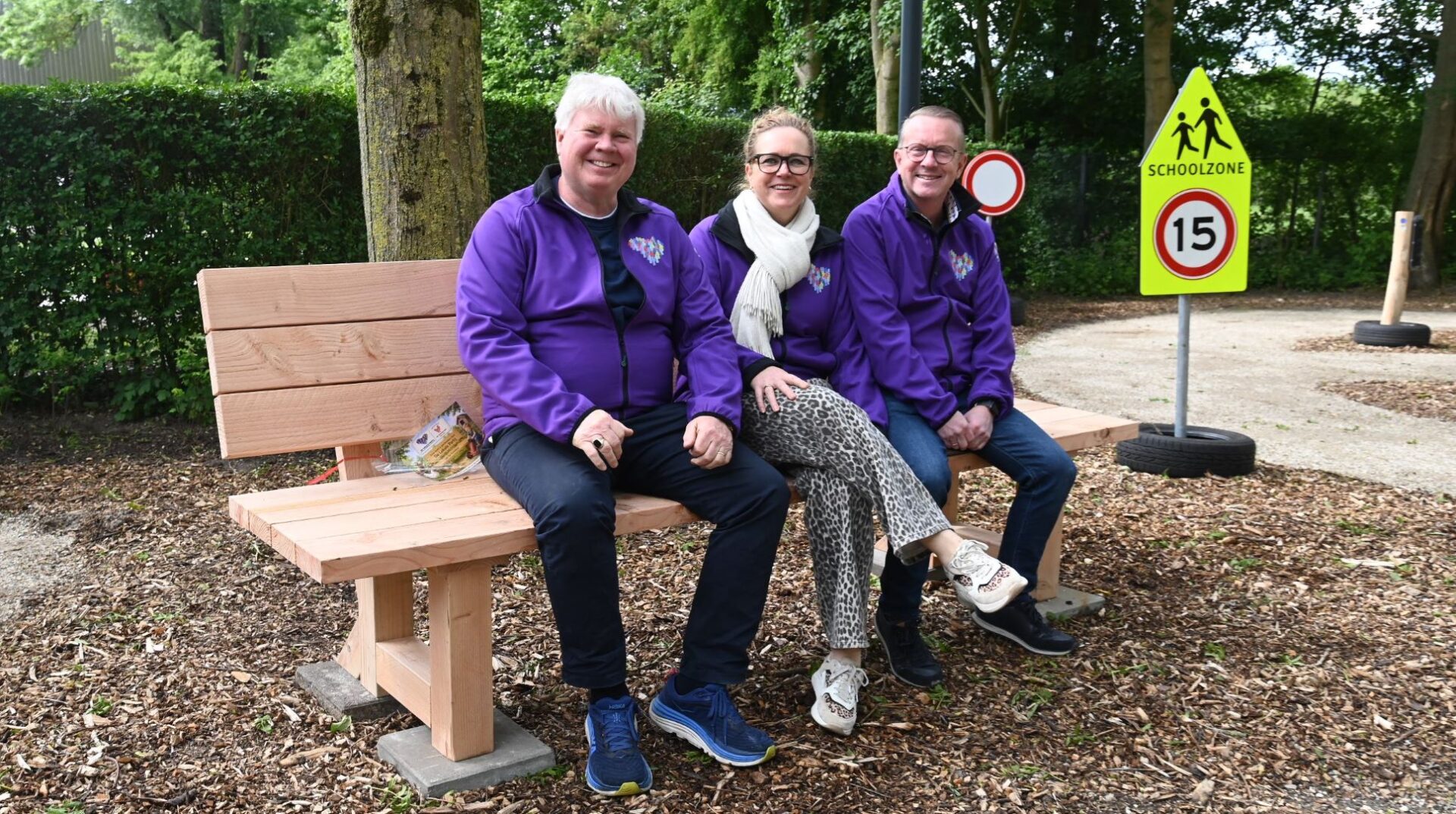 De Lokale Partij schenkt houten bank aan nieuwe kinderboerderij De Torteltuin Hoevelaken