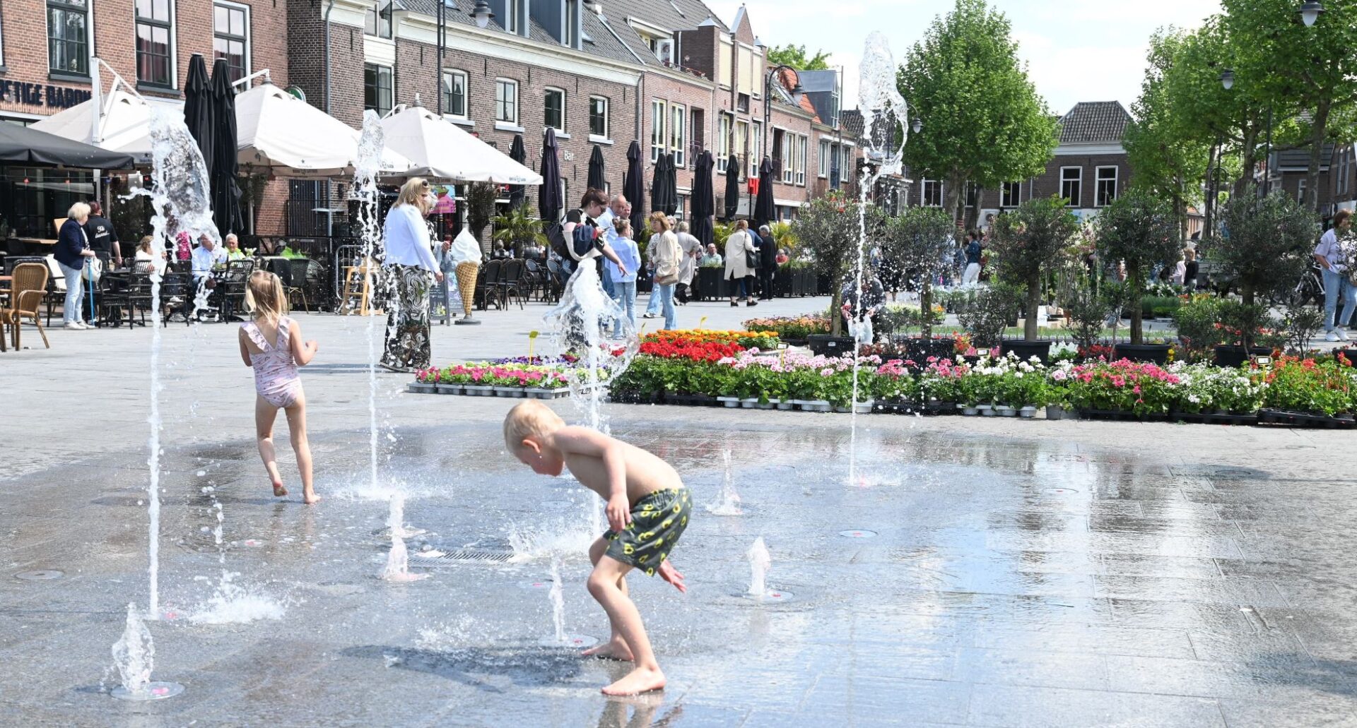 Plantjesmarkt brengt kleur en gezelligheid terug op het Plein in Nijkerk