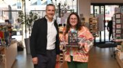 Historicus Philip Dröge zet de klok stil bij Boekhandel Roodbeen tijdens flitsbezoek