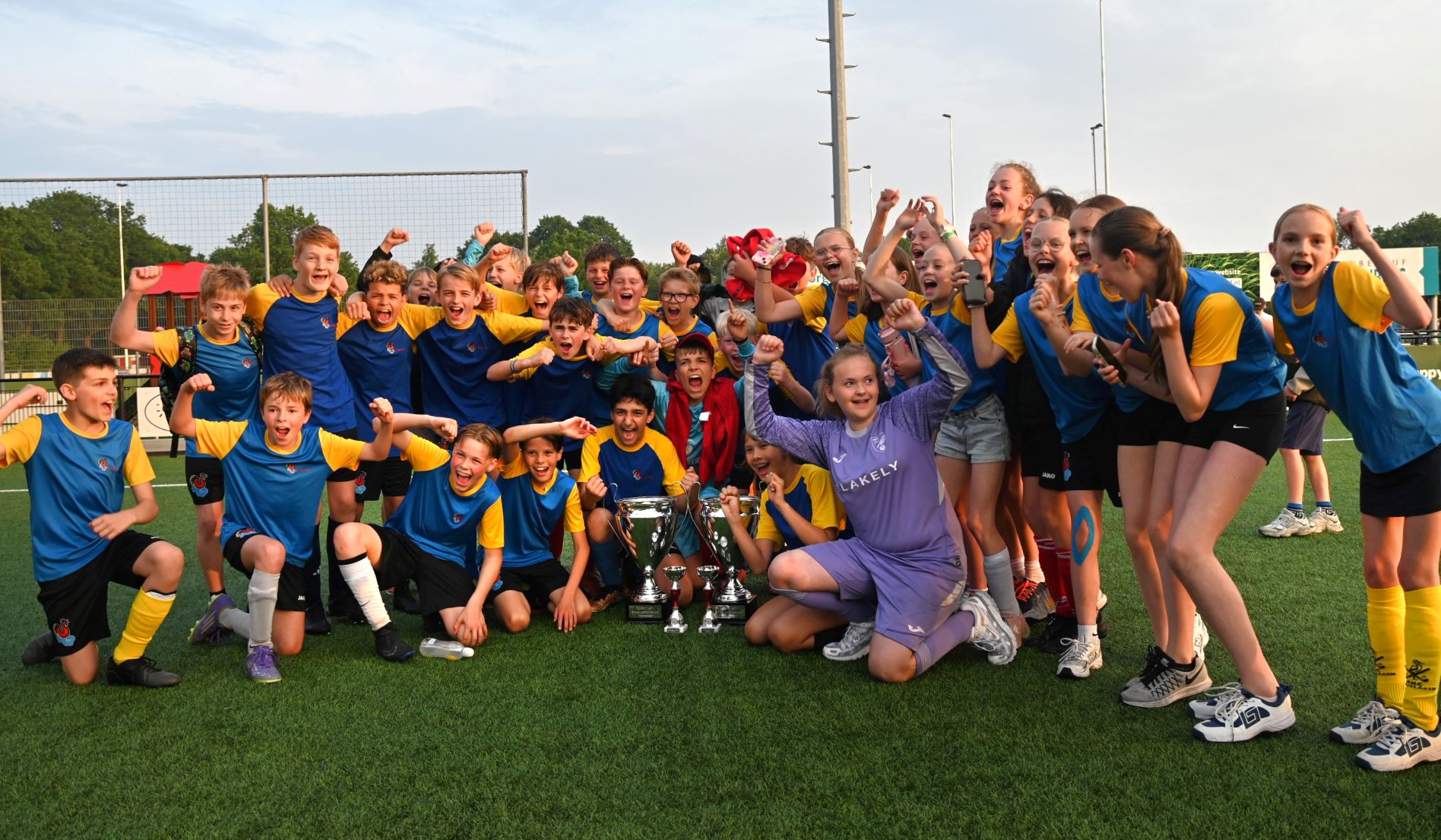 School De Hoeve grossiert in bekers tijdens 51e Schoolvoetbaltoernooi Hoevelaken