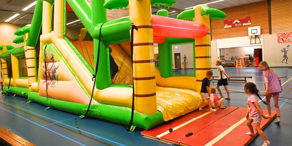 Kinderen in Hoevelaken vieren sportief feest tijdens de Oranje Spelen