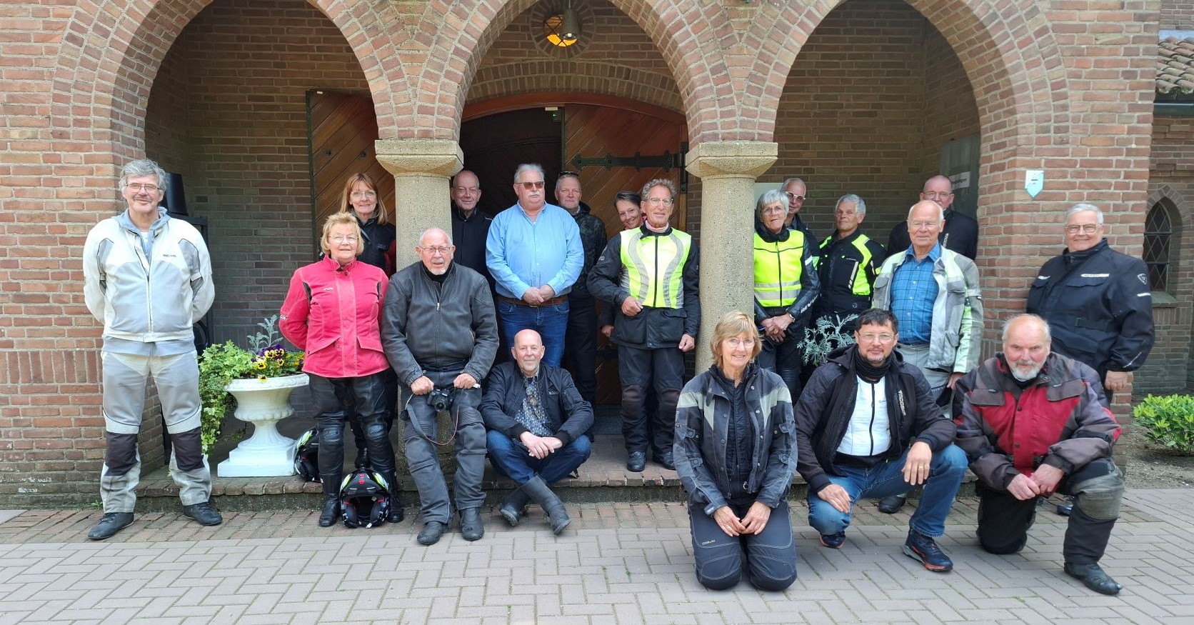 Kerkbezoek tijdens motortoertocht Stimon