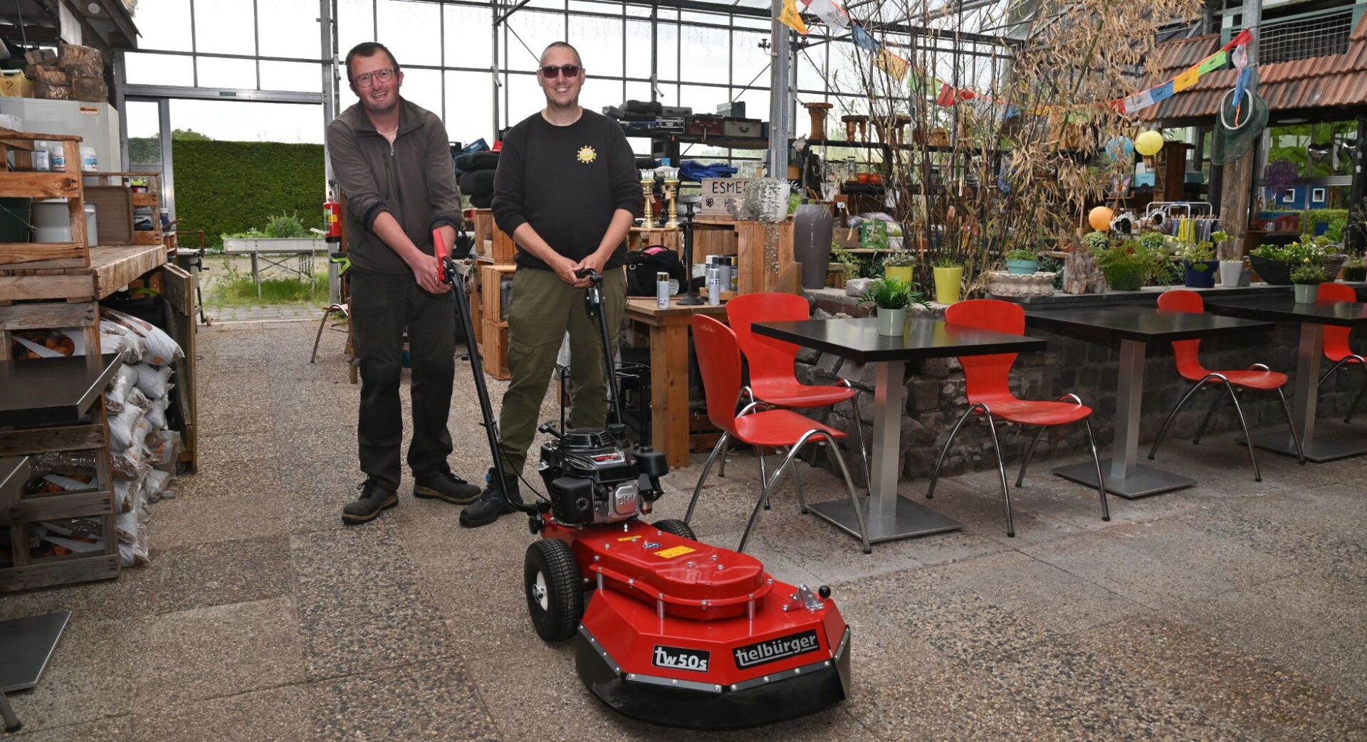 Veensche Kas in Nijkerkerveen glimt van trots met nieuwe borstelmachine
