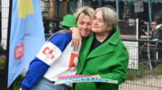Wethouder Broekman pinkt traantje weg bij verrassing in Hoevelaken