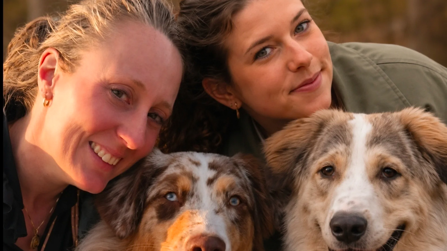 Marjolein en Esmee zetten zich in voor toegankelijker hondenlosloopveld