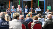 Grote opkomst bij openluchtdienst op dorpsplein in Nijkerkerveen