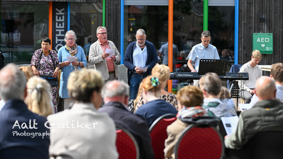 Grote opkomst bij openluchtdienst op dorpsplein in Nijkerkerveen