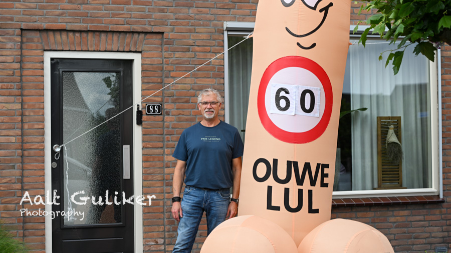 Bert van Leijenhorst viert 60e verjaardag met groot feest in Nijkerkerveen