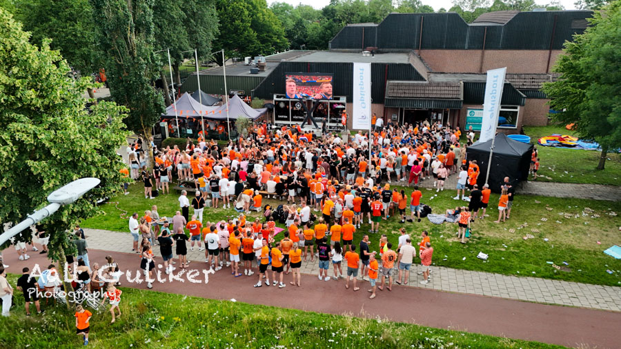 Zo’n 300 voetbalfans kijken WK-duel Oranje op megascherm bij Sporthal Watergoor