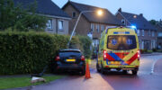 Automobilist botst tegen lantaarnpaal en heg in Nijkerkerveen