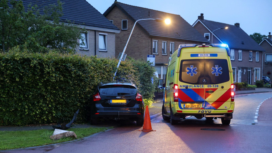 Automobilist botst tegen lantaarnpaal en heg in Nijkerkerveen
