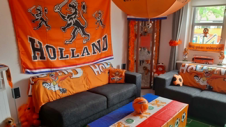 Fenteler Plaza van familie Kloostra weer helemaal oranje