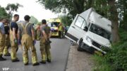 Bestelbus rijdt tegen boom en belandt in sloot aan de Bloemendaalseweg in Nijkerk