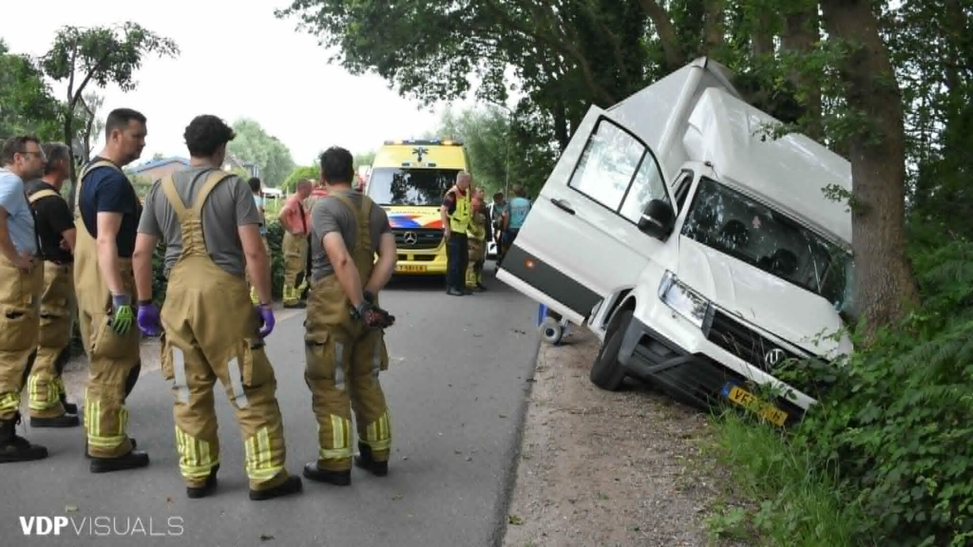 Bestelbus rijdt tegen boom en belandt in sloot aan de Bloemendaalseweg in Nijkerk