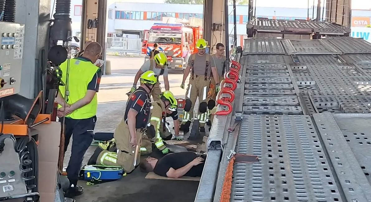 Brandweer Nijkerk test vaardigheden tijdens grootschalige oefening bij Koopman Truck & Trailer Servi