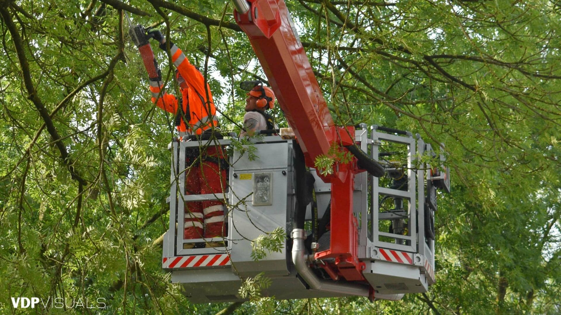Brandweer verwijdert meerdere loshangende takken in de Campenbuurt in Nijkerk