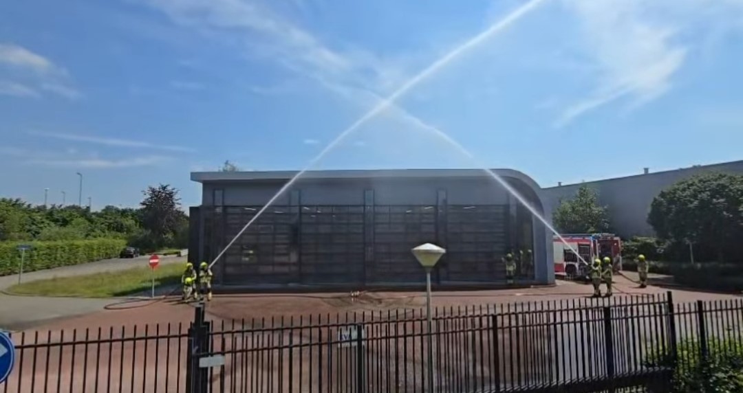 Brandweer Hoevelaken maakt ere-boog tijdens Nationale Brandweerherdenking