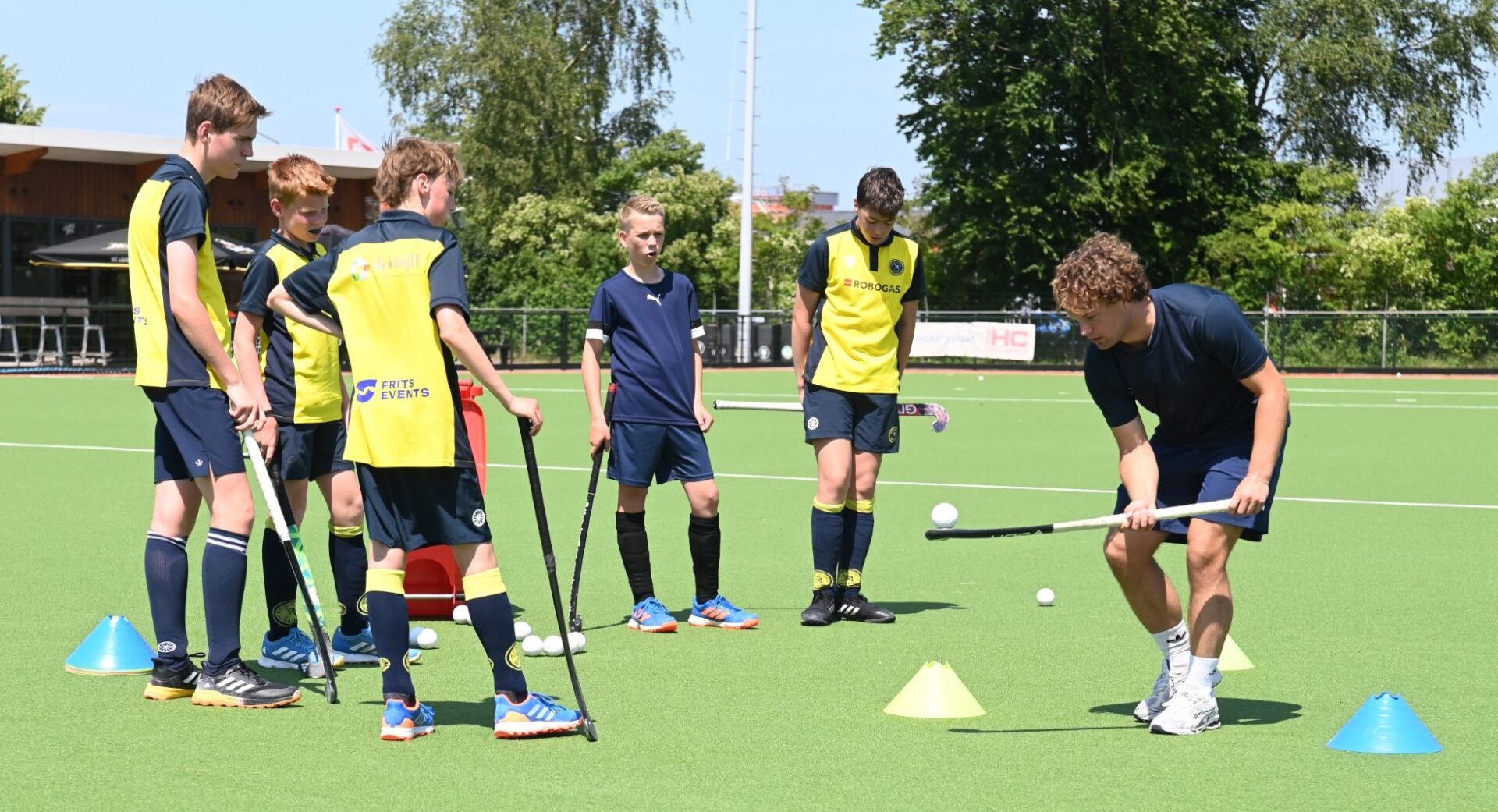 Jeugdclinic door international Jan van ’t Land bij HC Nijkerk
