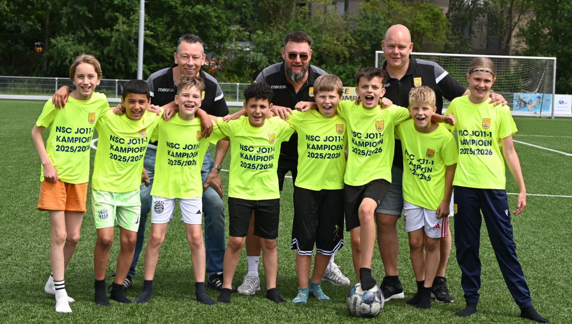 NSC Nijkerk JO11-1 kroont zich tot kampioen