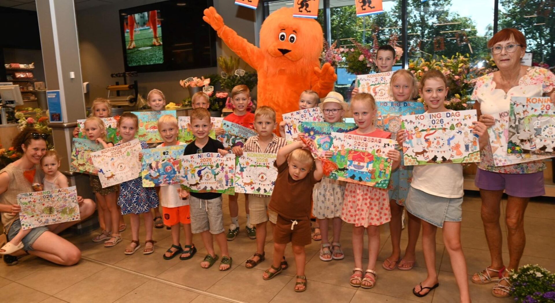 Winnaars kleurplatenwedstrijd Oranjevereniging Nijkerk gehuldigd