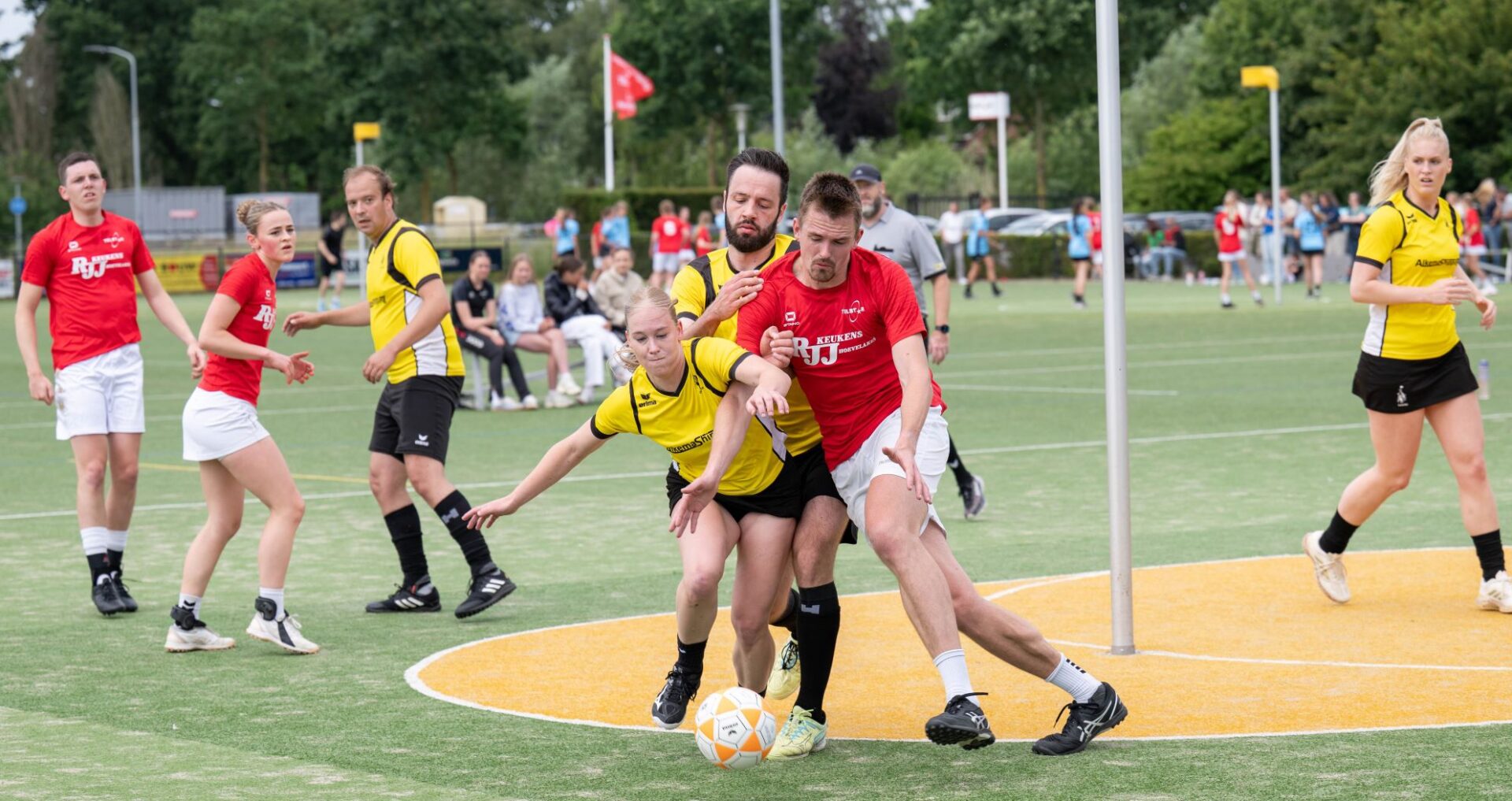 Telstar/RJJ Keukens 1 wint van Juventa en handhaaft zich alsnog in de overgangsklasse.