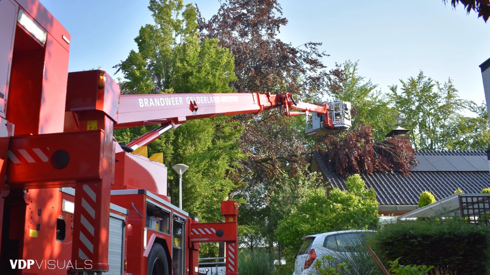 Boom valt op woning aan de Vermeerhof in Nijkerk