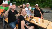 Lustrumfeest De Volharding in Nijkerk: buurt geniet van zon, snacks en Oranjefeest