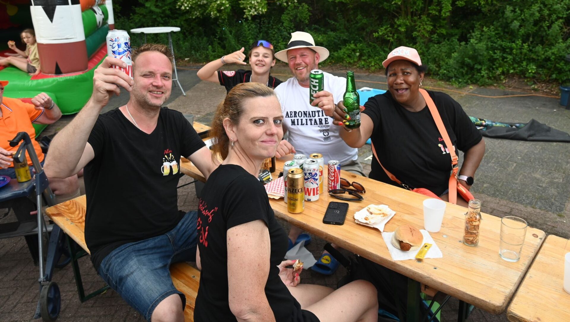 Lustrumfeest De Volharding in Nijkerk: buurt geniet van zon, snacks en Oranjefeest
