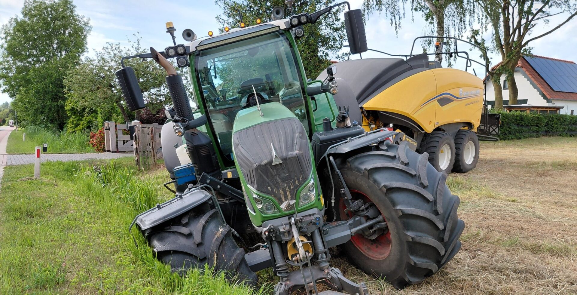 Tractor belandt tijdens hooien op Vrouwenweg in de beek