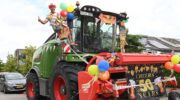 Hoera, Arnold van de Bunt heeft Abraham gezien en krijgt rondrit door Nijkerk met een hakselaar