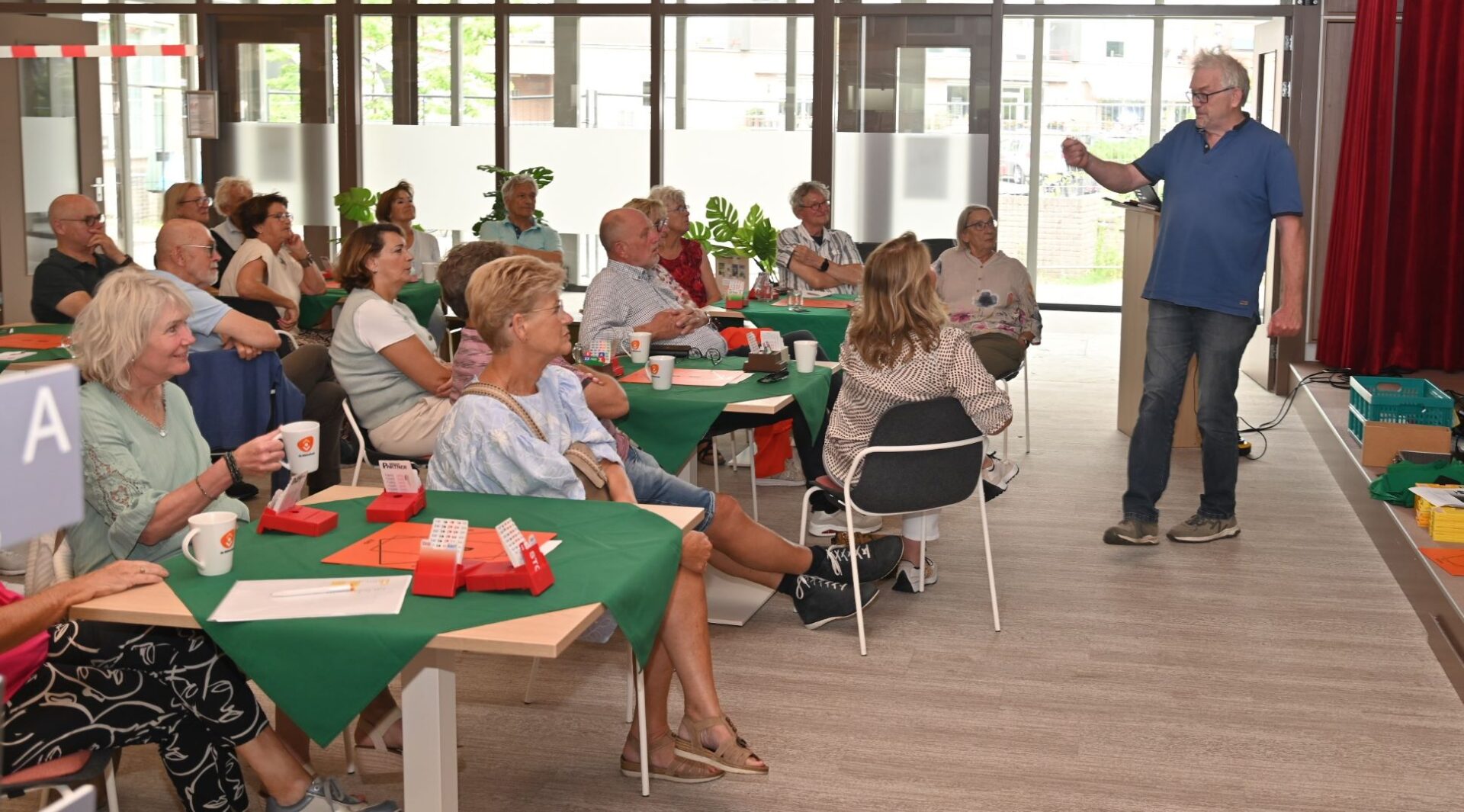 Volle bibliotheek Nijkerk voor bridge-clinic