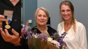 Erepenning in goud van de gemeente Nijkerk voor scheidend wethouder Mariëlle Broekman