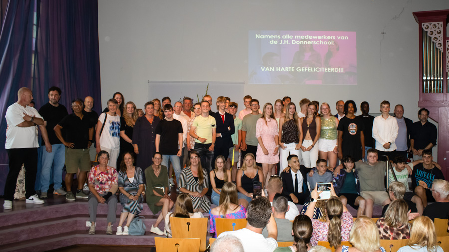 100% geslaagd op J.H. Donnerschool: feestelijke diploma-uitreiking in De Glind