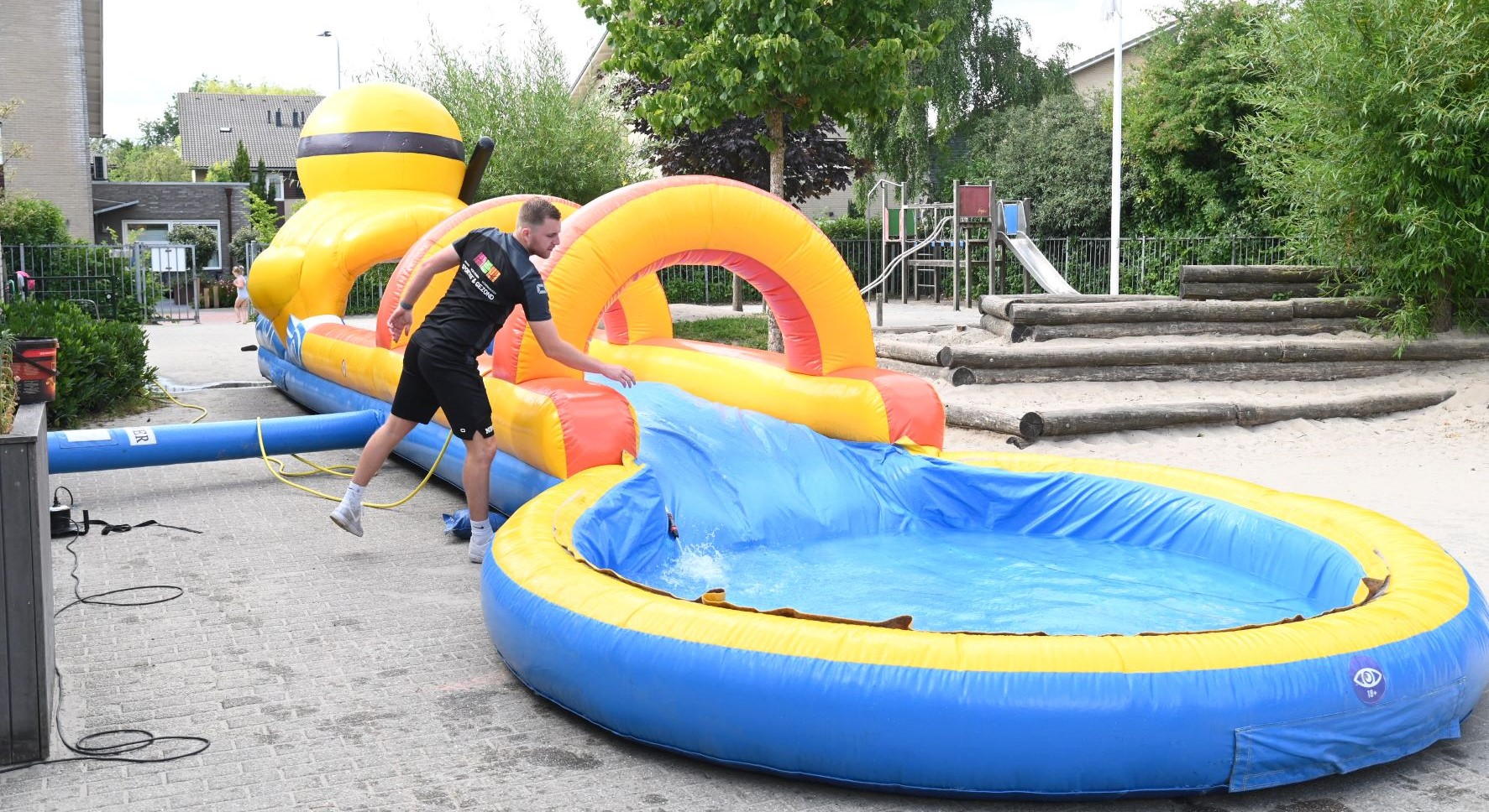 Waterspektakel brengt verkoeling op schoolplein Ichthusschool