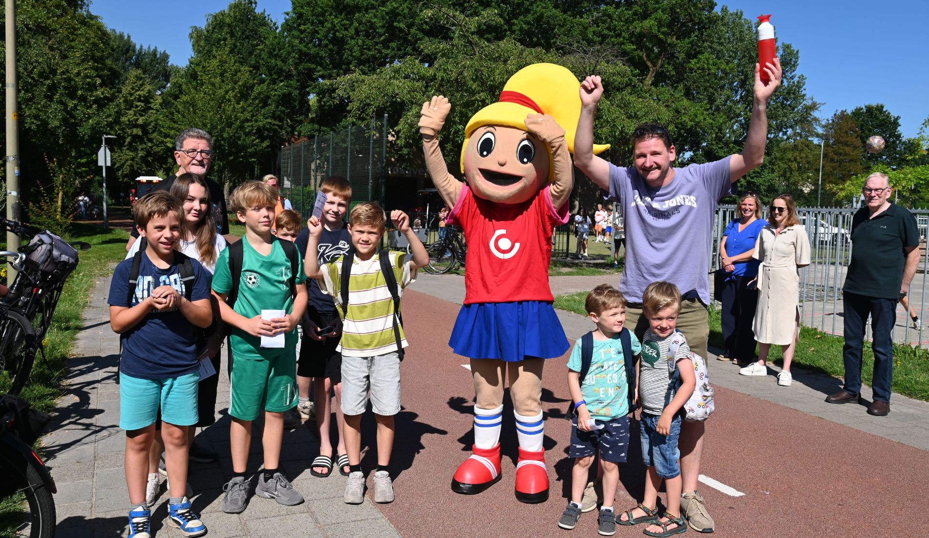 Scholieren Ichthusschool trotseren zware tocht voor schoon drinkwater