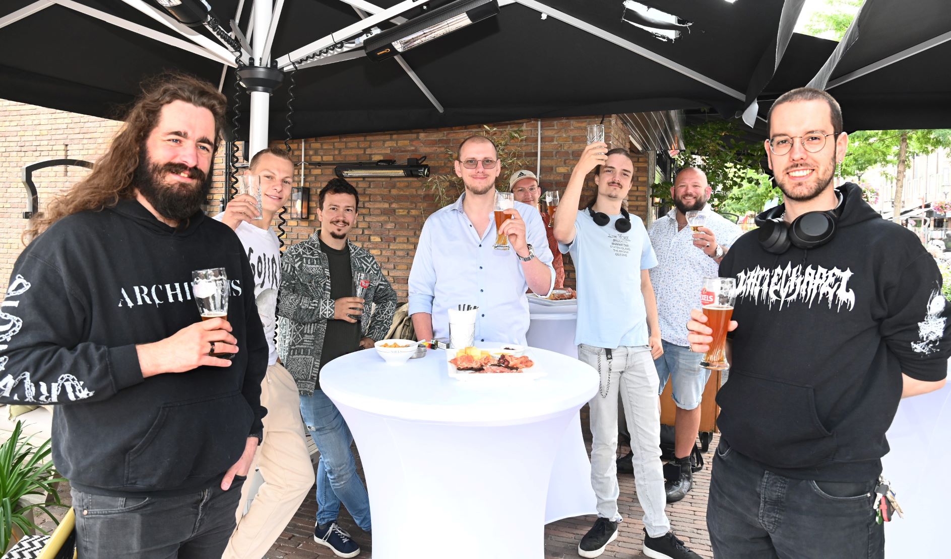 ‘Aangenaam, mijn naam is Niels.’ Vele Nielsen bijeen bij Niels Bistro Nijkerk