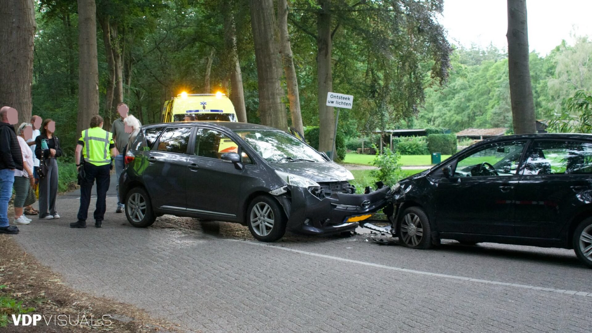 Twee auto’s botsen frontaal op Nieuwe Voorthuizerweg in Nijkerk