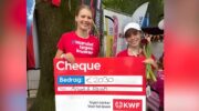 Anouk en Norah lopen voor KWF