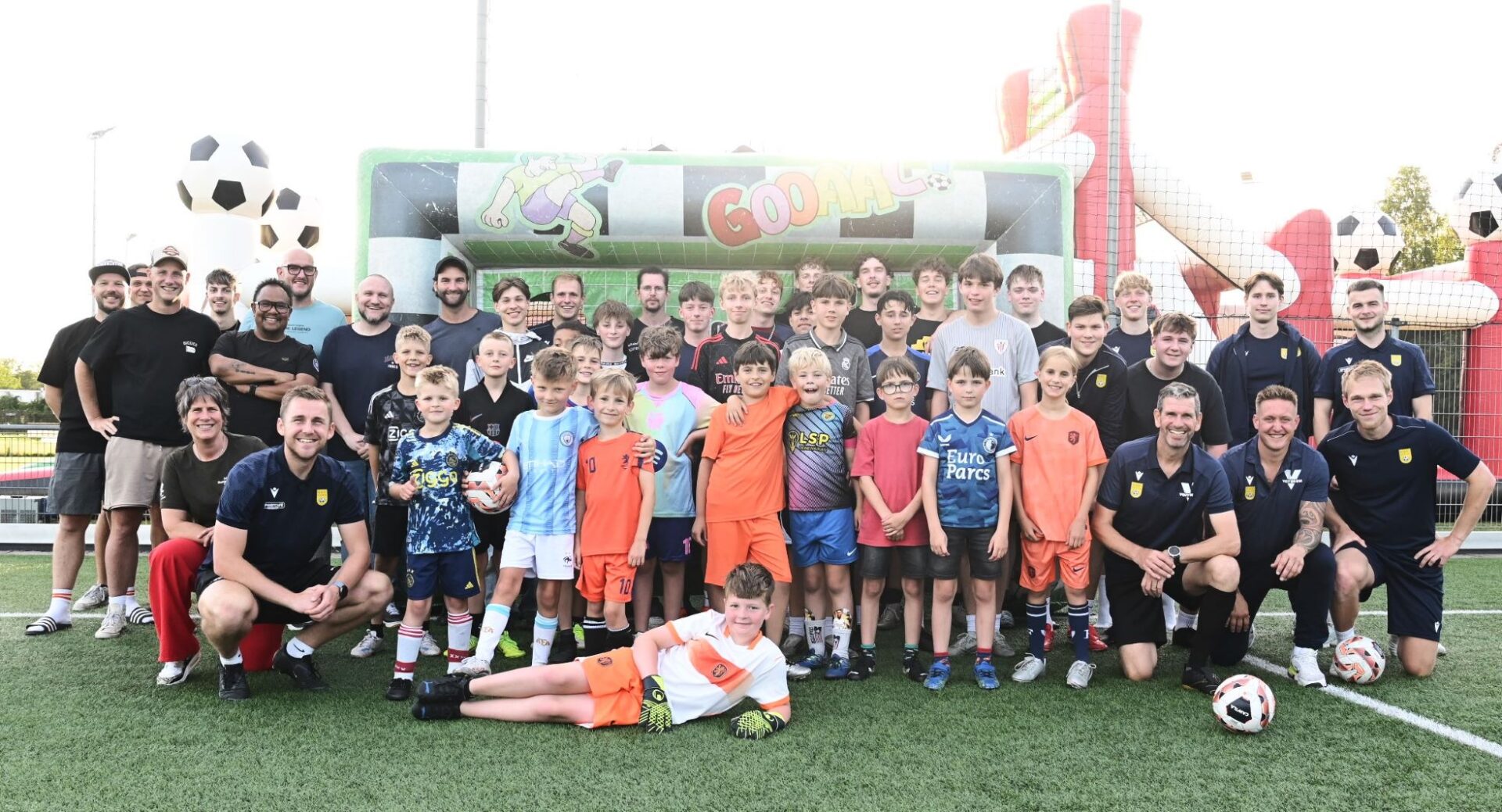 NSC Nijkerk jeugdkamp krijgt training van eerste elftal