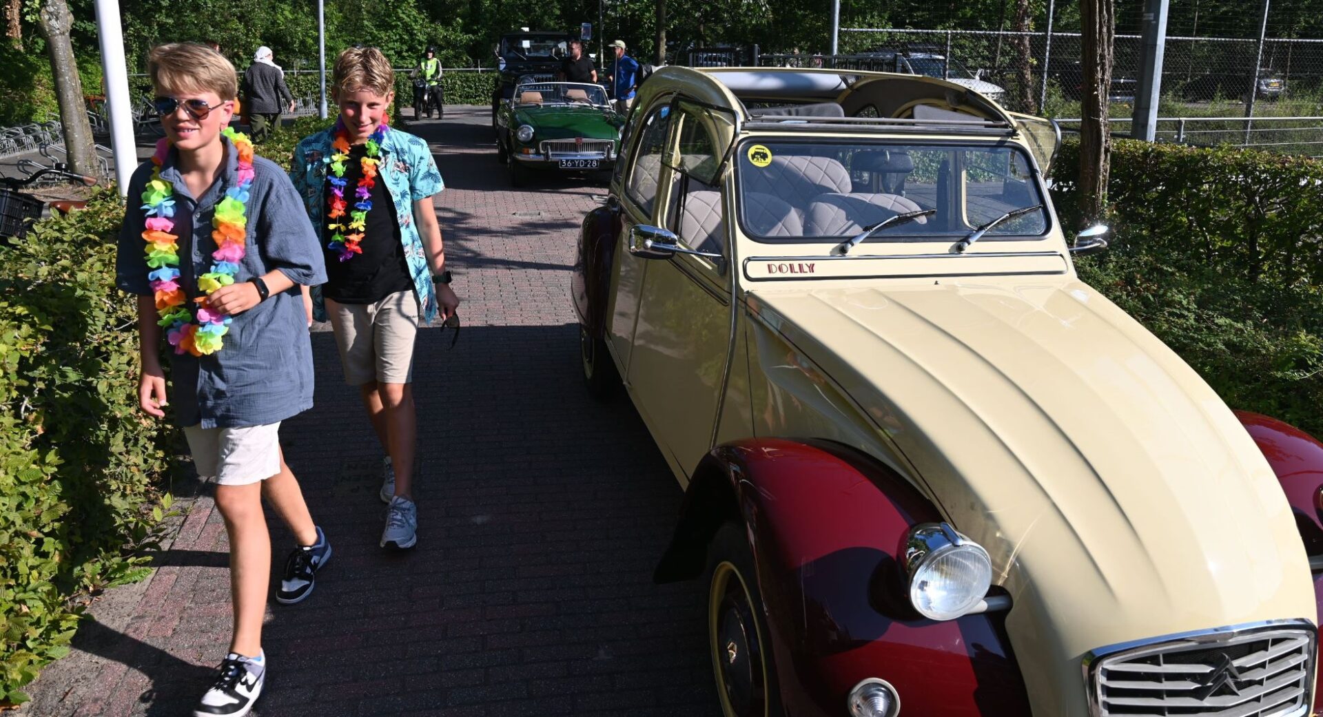 Oldtimerclub Nijkerk bezorgt schoolkinderen de avond van hun leven