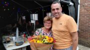Emotioneel eerbetoon voor gastvrouw Lucy van Loenen tijdens barbecue Oranjevereniging Nijkerk