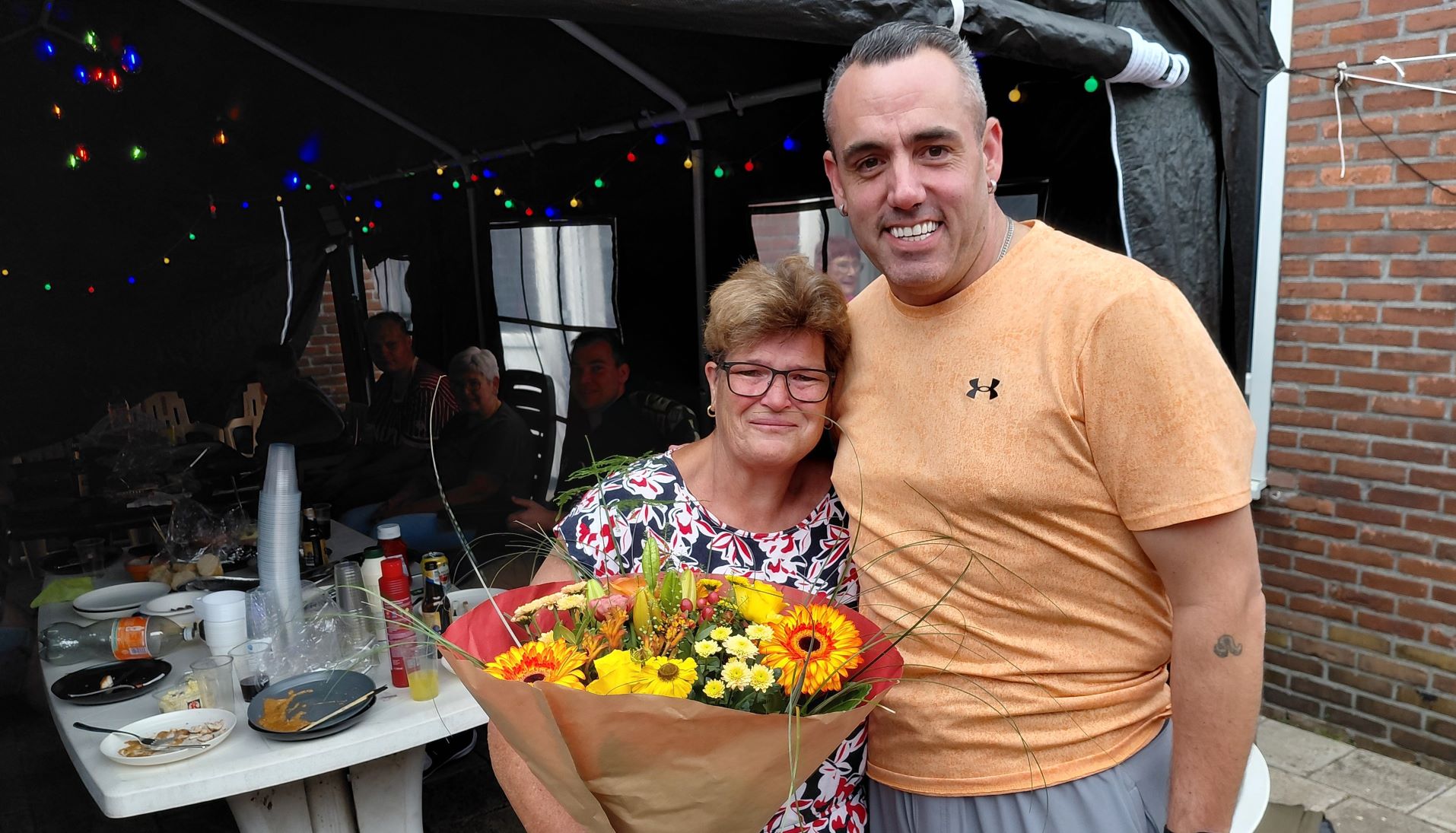Emotioneel eerbetoon voor gastvrouw Lucy van Loenen tijdens barbecue Oranjevereniging Nijkerk