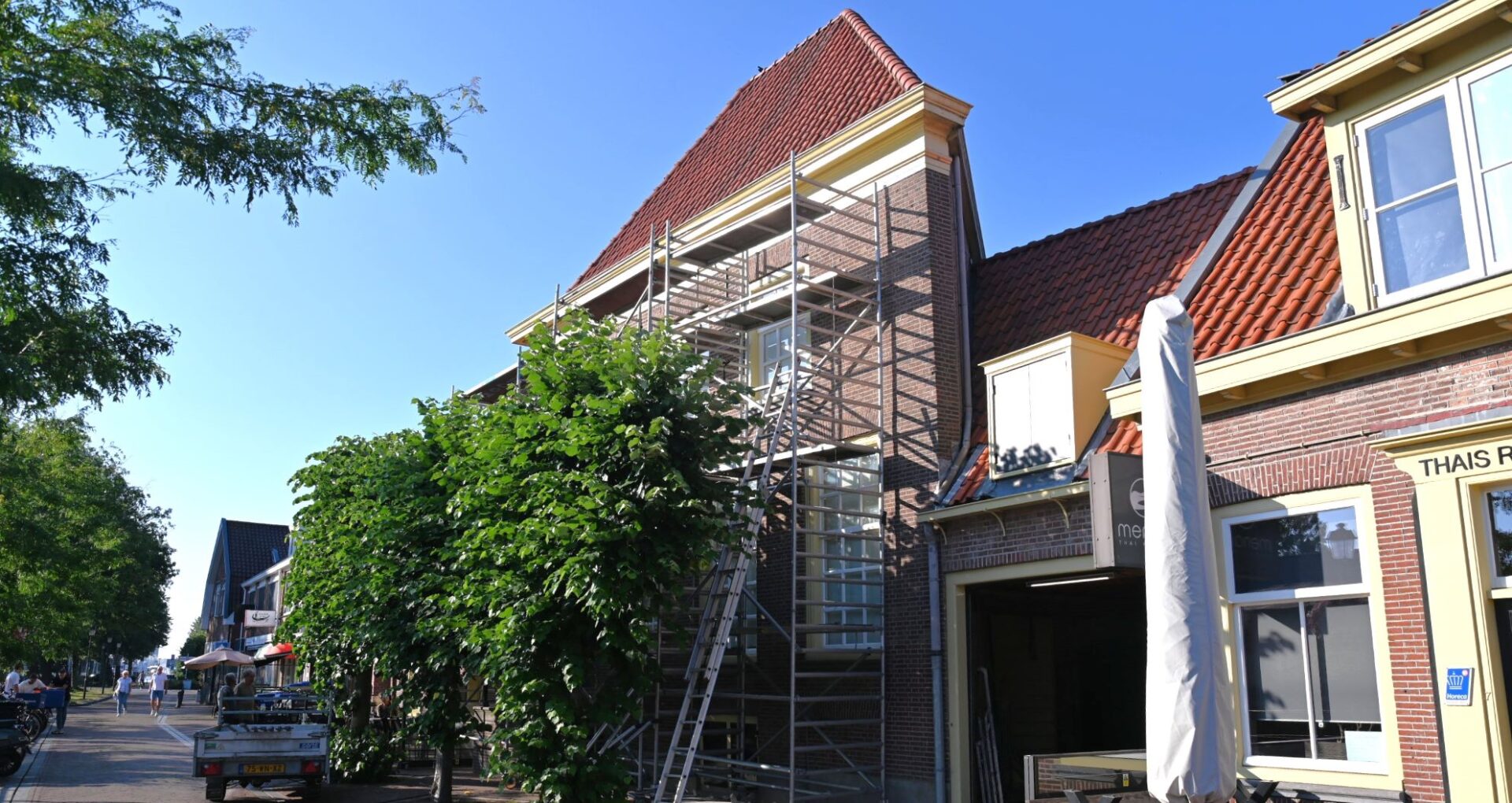 Rijksmonument Kolkstraat 8 in de steigers voor grote schilderbeurt