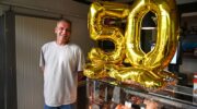 Poelier Peter van de Pol viert 50ste verjaardag in stijl