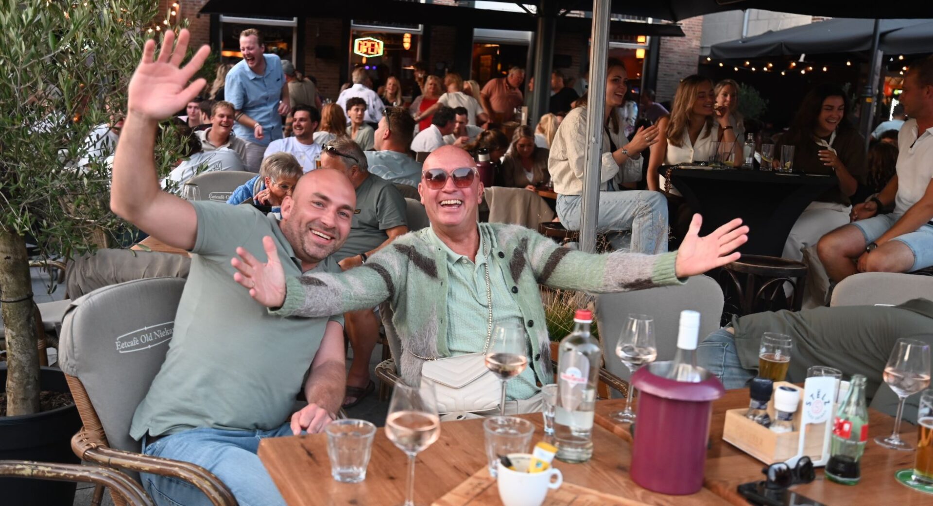 Bomvol Plein in Nijkerk geniet van Hollands meezingfeest