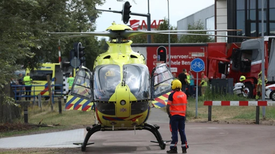 Vrachtwagens botsen op Ambachtsstraat in Nijkerk