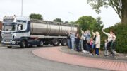 Nijkerkerveen zwaait chauffeurs uit die naar Truckstar in Assen rijden