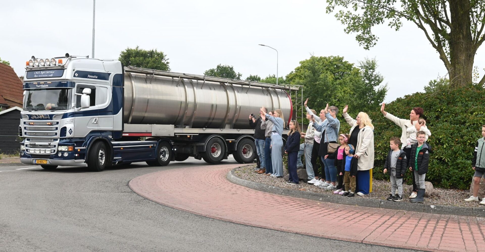 Nijkerkerveen zwaait chauffeurs uit die naar Truckstar in Assen rijden