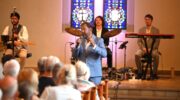 Volle Nijkerkse Vredeskerk voor Elvis-kerkdienst