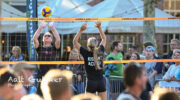 Zon, zand en zonnebrillen tijdens derde dag Buijtenhuis Beachvolleybaltoernooi